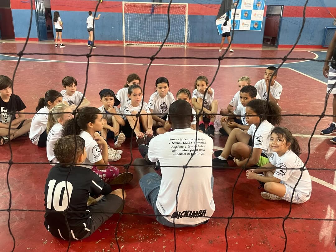 professore coversando com crianças sobre importânciado volei